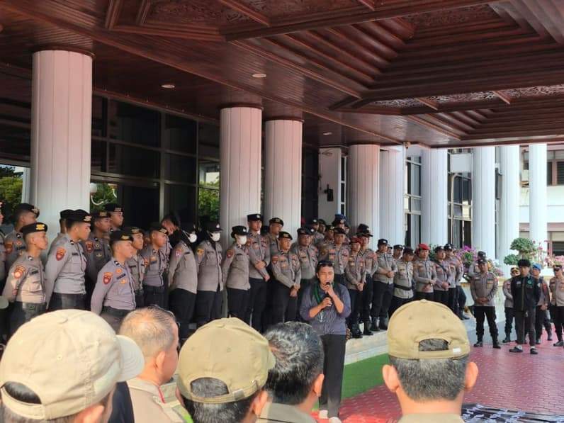 Aliansi Balikpapan Melawan menyampaikan aspirasi di depan pintu Balai Kota Balikpapan, Rabu (28/10/2026). (Foto: Achmad Fadillah/Pusaranmedia.com)