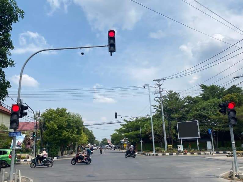 Alat Pemberi Isyarat Lalu Lintas (APILL) yang terpasan di simpang Mangga ll. (Foto: Nur Hidayah/ pusaranmedia.com)