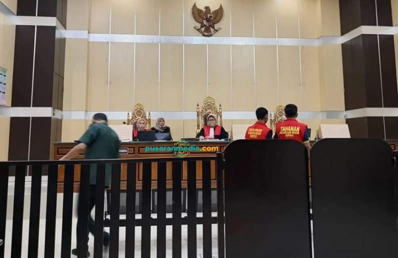 Terdakwa NTS dan PR saat menjalani sidang di Pengadilan Negeri Tanjung Redeb, Kabupaten Berau. (Foto: Nur Hidayah/Pusaranmedia.com)