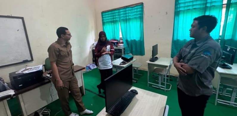 Diskominfo Berau kunjungi SMK Negri 7 Tabalar. (Foto: Diskominfo Berau)