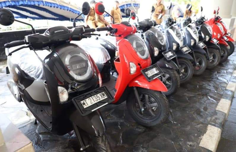 Deretan motor scoopy dibagikan ke ketua RT di Kutai Timur. (Foto: Dok.Prokopim Kutim)