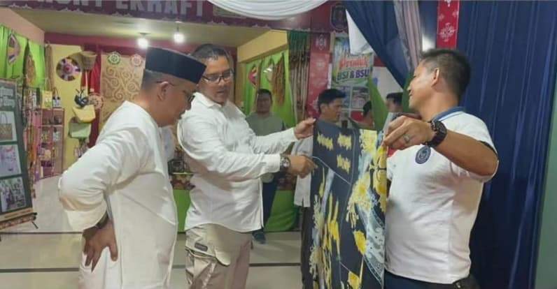 Kalapas Nunukan Donny Setiawan saat memamerkan karya batik Lulantatibu WBP kepada Asisten II Setda Nunukan. (Foto: Lapas Nunukan)