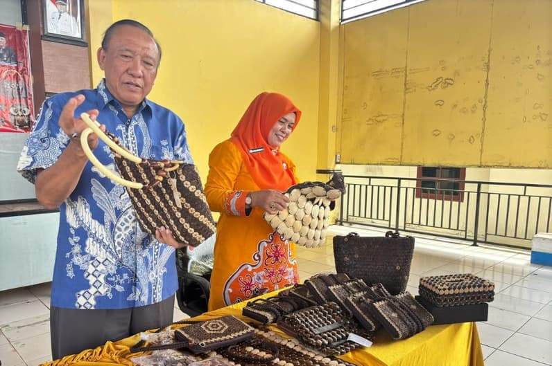 Produk kerajinan berbahan limbah kelapa yang dikembangkan menjadi produk bernilai jual. (Foto: Nur Hidayah/ pusaranmedia.com)