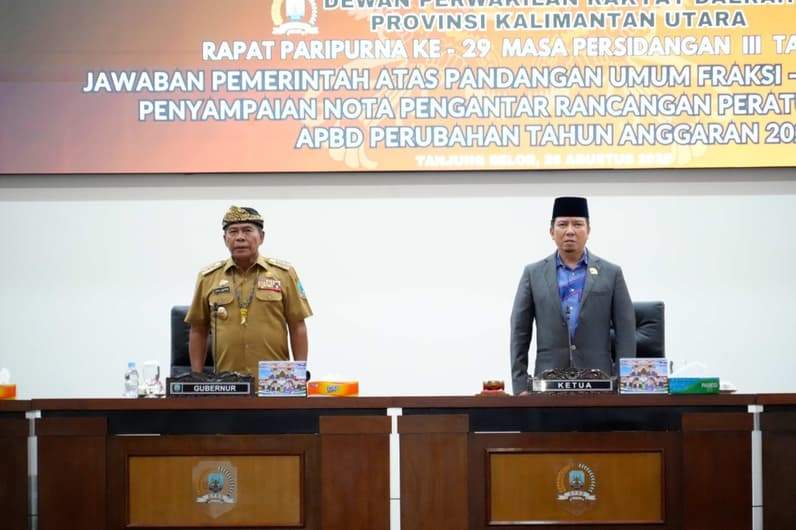 Gubernur Kaltara, Dr. H. Zainal A. Paliwang, S.H., M.Hum menyampaikan jawaban Pemprov Kaltara terhadap Pandangan Umum Fraksi-Fraksi Terhadap Nota Pengantar Ranperda APBD Perubahan Tahun Anggaran 2025, Selasa (26/8).