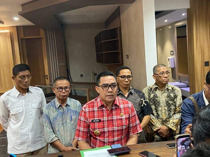 Wali Kota Samarinda, Andi Harun saat menyampaikan alasan memberikan dissenting opinion terhadap keputusan RUPS Bankaltimtara, Kamis (30/4/2026). (Foto: Tri/Pusaranmedia.com)