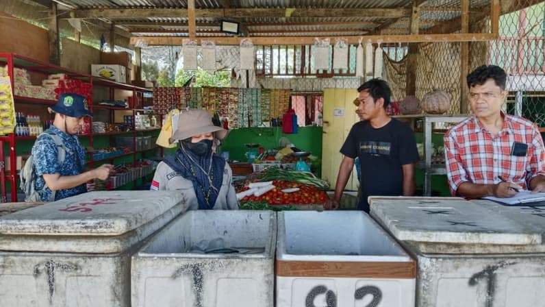Kepala Bidang Pengawasan dan Usaha Perikanan Diskan Nunukan Yuliana bersama tim melakukan pengawasan dan pembinaan usaha Perikanan di Sebatik Utara. (Foto: Diskan Nunukan)