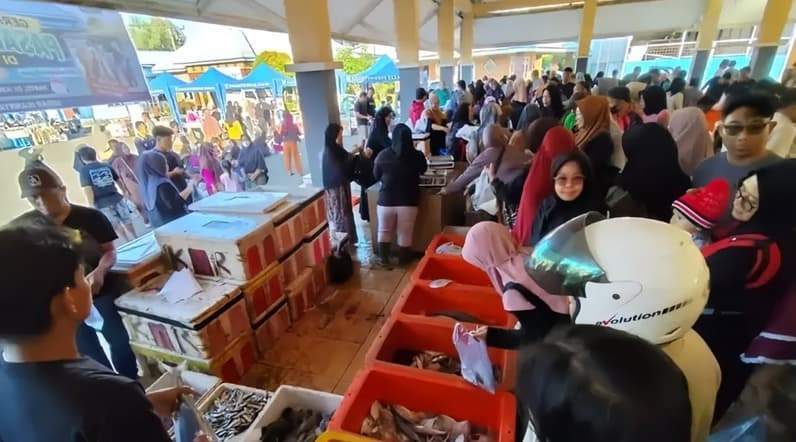 Pasar Ikan Murah di Kecamatan Sambaliung. (Foto: Nur Hidayah/Pusaranmedia.com)