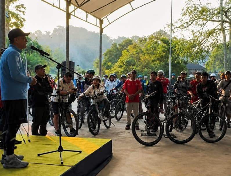 Briefing dari Dispar Kaltim sebelum peserta Gowes Wisata meninggalkan titik star. (Foto: Dispar kaltim Restiawan Baihaqi)