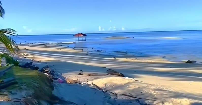 Abrasi Pantai Pulau Derawan. (Foto: Nur Hidayah/ pusaranmedia.com)