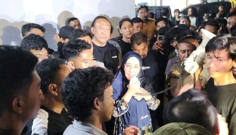 Bupati Berau menemui massa yang mendatangi Rumah Jabatan Bupati Berau. (Foto: Nur Hidayah/ Pusaranmedia.com)