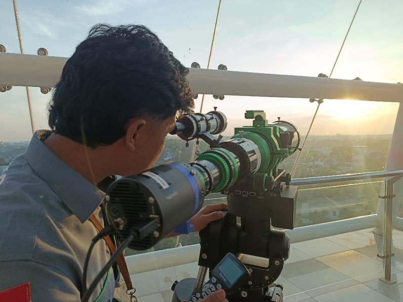 BMKG Balikpapan melakukan pengamatan posisi hilal melalui teropong di Menara Masjid BIC, Sabtu (29/3/2025). (Foto: Achmad Fadillah/Pusaranmedia.com)