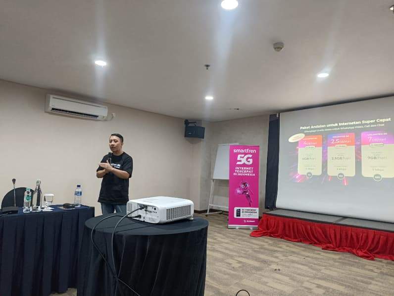 Head of Consumer Product Smartfren XLSMART, Tommie Belgino Pasoreh memaparkan kondisi terkini Smartfren di Hotel Novotel Balikpapan, Sabtu (13/6/2026). (Foto: Achmad Fadillah/Pusaranmedia.com)