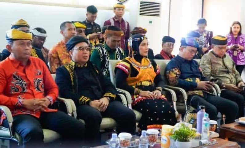 Salah satu momen saat Anggota DPRD Kaltara, Herman (dua dari kiri), menghadiri rapat paripurna peringatan HUT Ke-19 Tana Tidung. (Foto: Istimewa)