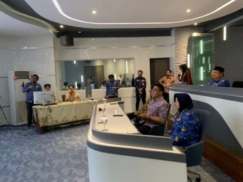 Wali Kota Samarinda, Andi Harun pantau dashboard monitoring WFH di Command Center Diskominfo, Jumat (17/4)2026). (Foto: Tri/Pusaranmedia.com)