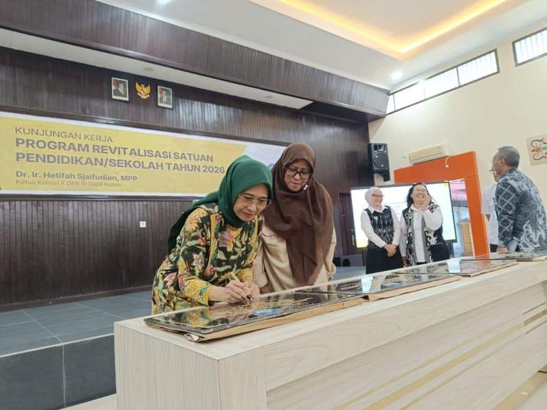 Ketua Komisi X DPR RI, Hetifah Sjaifudian menandatangani prasasti revitalisasi empat sekolah di Balikpapan, Rabu (6/5/2026). (Foto: Achmad Fadillah/Pusaranmedia.com)