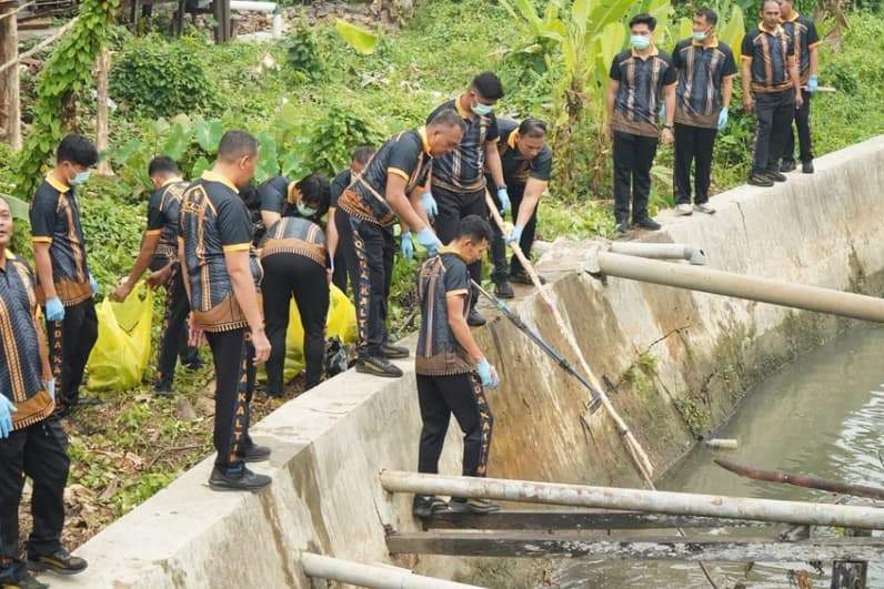 Saat jajaran PJU dan personel Polres Paser membersihkan drainase. (Foto : Dok Polres Paser)