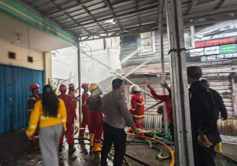 Proses pemadaman api yang membakar bangunan dua lantai di Jalan Pangeran Antasari, Samarinda, Sabtu (17/10/2026). (Foto: Tri/Pusaranmedia.com)