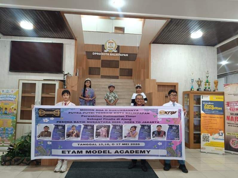 Lima finalis Pesona Batik Nusantara bersama Boyke Iwan mengabdikan momen usai audensi di Gedung DPRD Balikpapan, Senin (11/5/2026). (Foto: Achmad Fadillah/Pusaranmedia.com)
