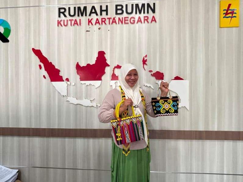 Siti Hawa memperlihatkan hasil kerajinan tangannya. (Foto: PT PLN UID Kaltimra)