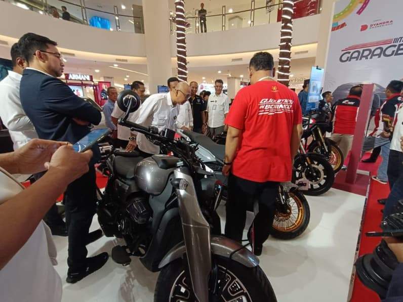 Pameran otomotif di Atrium Pentacity Mall Balikpapan, Rabu (21/10/2026). (Foto: Achmad Fadillah/Pusaranmedia.com)