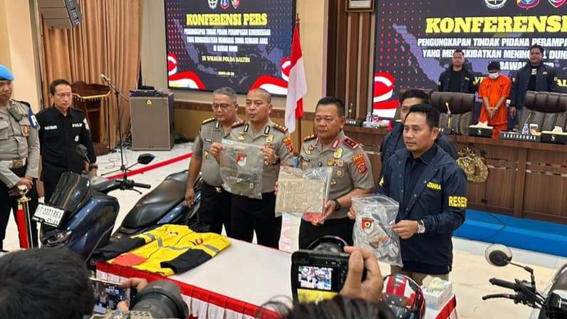 Momen aparat kepolisian saat berpose menunjukkan barang bukti kasus pembunuhan anak di bawah umur. (Foto: Dok Polres Kutim)