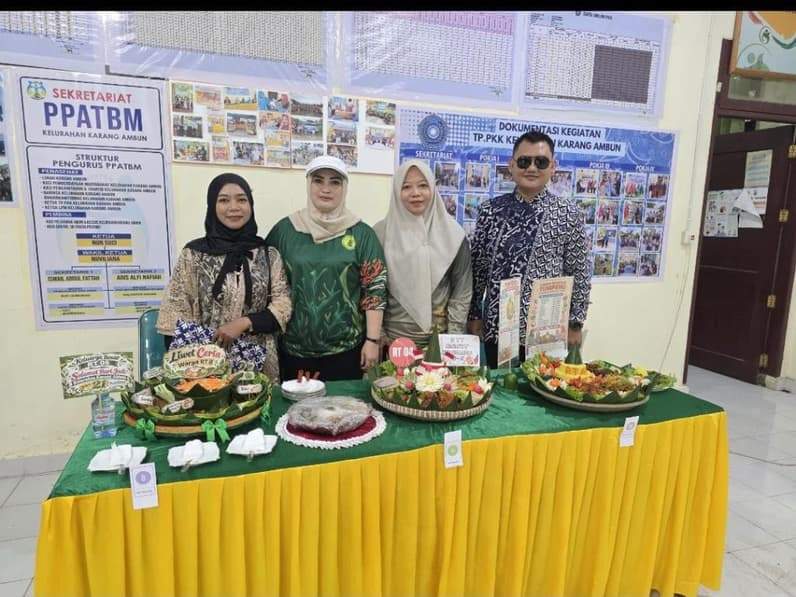 Pemotongan tumpeng dalam rangka HUT ke-21 Kelurahan Karang Ambun, Kabupaten Berau. (Foto: Kelurahan Karang Ambun)