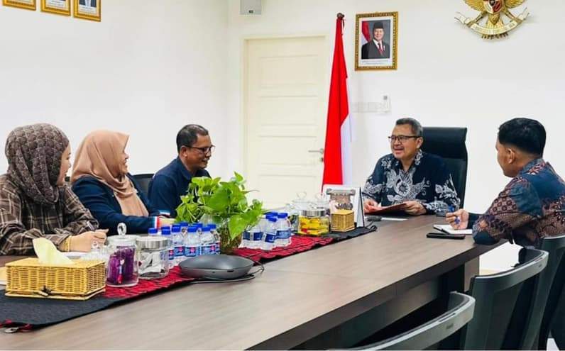 Acting KRI Tawau Dino Nurwahyudin saat menerima delegasi IDS Sabah di Tawau, Malaysia. (Foto: KRI Tawau)