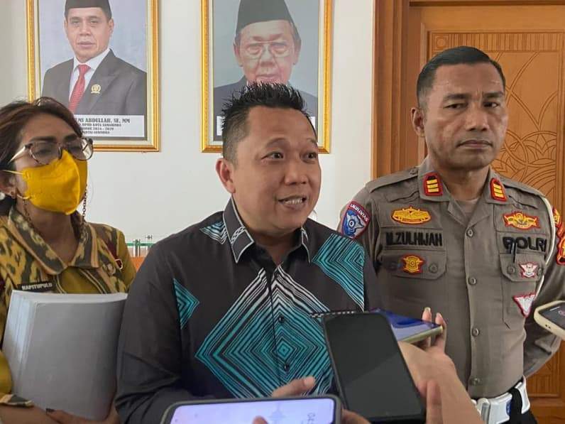 Ketua Komisi III DPRD Kota Samarinda, Deni Hakim Anwar (tengah) didampingi Wakasat Lantas Polresta Samarinda, AKP M Zulhijah (kanan), dan Andriana Napitupulu Kasi Lalu Lintas Dishub Samarinda (kiri). (Foto: Tri/Pusaranmedia.com)
