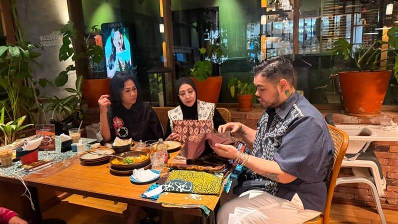 Bupati Berau memperlihatkan batik Berau kepada perancang busana sekaligus figur publik Ivan Gunawan. (Foto: Prokopim Berau)