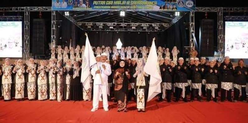 Wali Kota Bontang, Neni Moerniaeni Lantik Pengurus Paguyuban Wargi Sunda Bontang (PWSB) Tahun 2025 dan Ikatan Wanita Sunda (IWS) Bontang Periode 2025–2030. (Foto: Lutfi Aziz/Pusaranmedia.com)