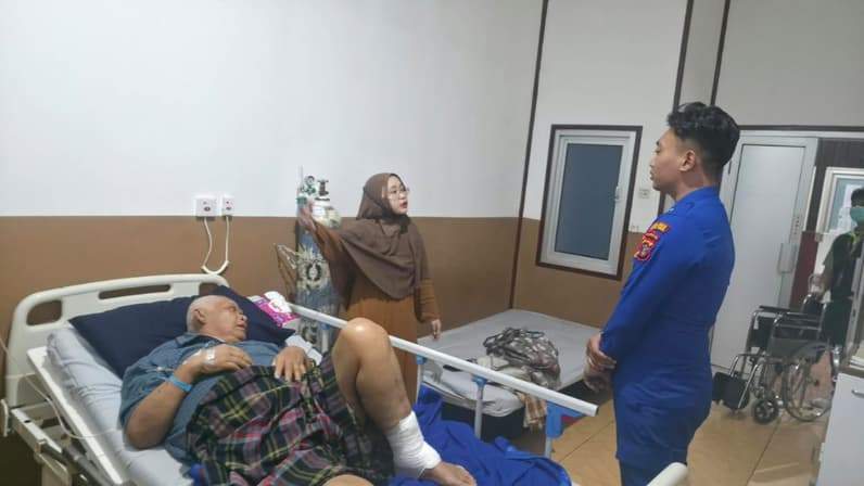Terlihat Jumade terbaring di RS PKT Sangatta dapat terkaman dari hewa Reptil. (Foto: Dok.Polres Kutim)