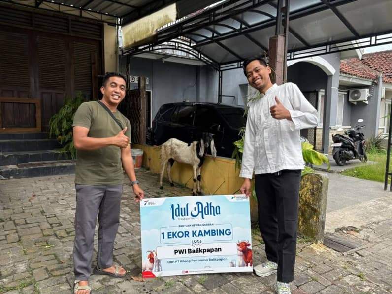 Ketua PWI Balikpapan, Debi menerima hewan kurban dari PT KPB, Rabu (27/5/2026). (Foto: PWI Balikpapan)