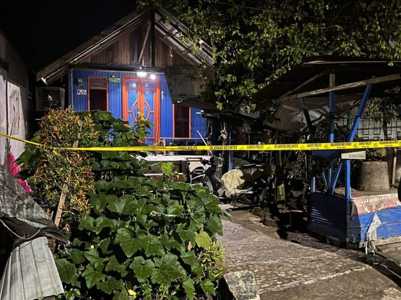 Rumah korban di kawasan Bujangga dipasangi garis polisi usai insiden dugaan percobaan pencurian yang berujung penikaman terhadap pemilik rumah. (Foto: Nur Hidayah/Pusaranmedia.com)