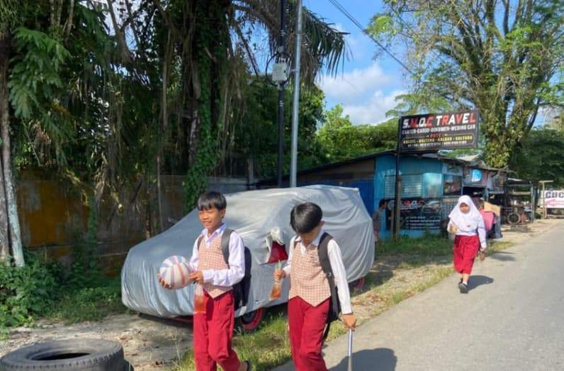 Ilustrasi siswa-siswi berangkat ke sekolah. (Foto: Tri/Pusaranmedia.com)