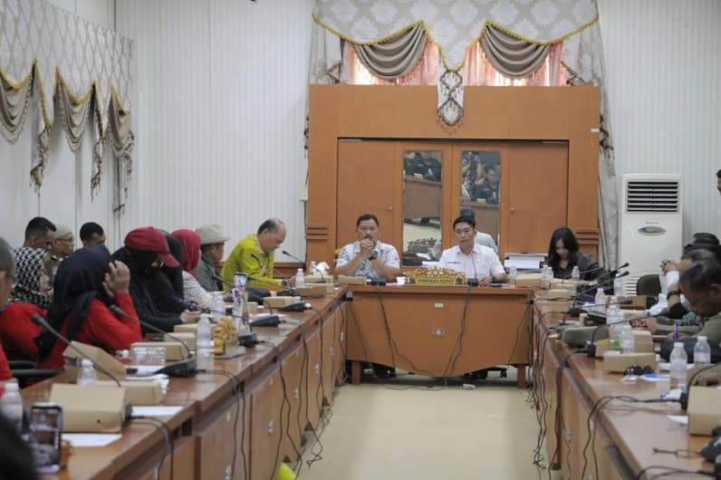 RDP DPRD Nunukan bersama perwakilan pedagang Pasar Tani dan OPD terkait (Foto: Diansyah/pusaranmedia.com)