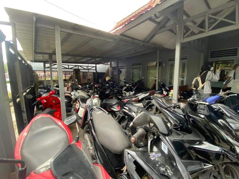 Puluhan kendaraan milik pelajar yang diparkirkan di rumah warga di Jalan Wijaya Kusuma, Samarinda. (Foto: Tri/Pusaranmedia.com)