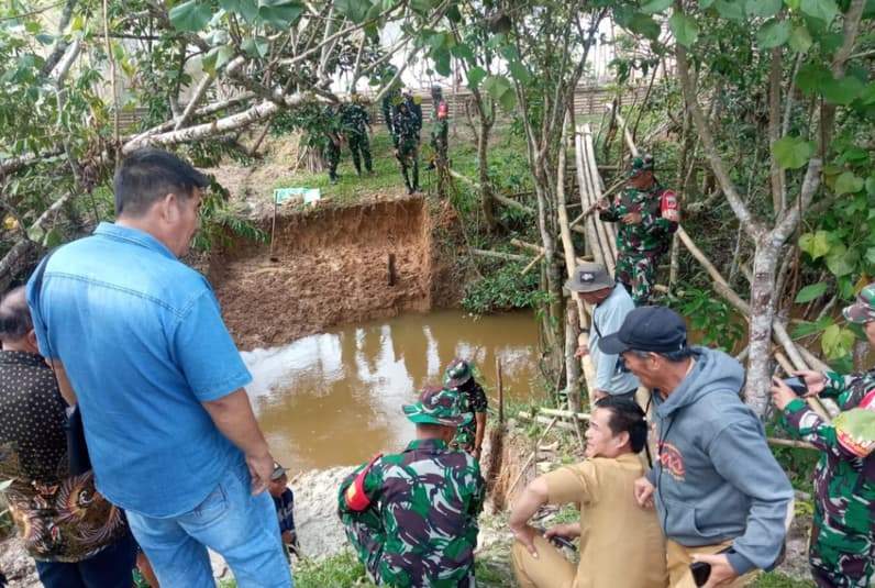 Plt Camat Krayan Barat bersama Danramil saat memastikan lokasi pembangunan jembatan. (Foto: Camat Krayan Barat)