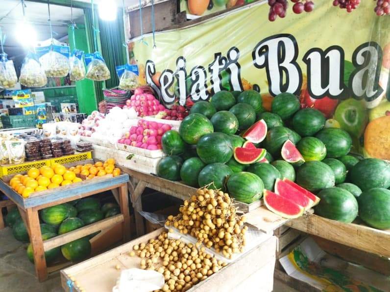 Lapak buah kios Mikko (Foto: Aswin/pusaranmedia.com)
