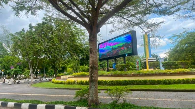 Salah satu videotron yang berada di jalan Murjani l. (Foto: Nur Hidayah/ pusaranmedia.com)