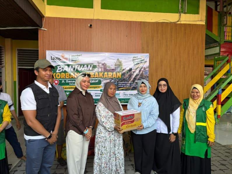 Penyerahan bantuan oleh istri wagub kaltim ke korban kebakaran kelurahan melayu tenggarong. (Foto: Aswin/Pusaranmedia.com)