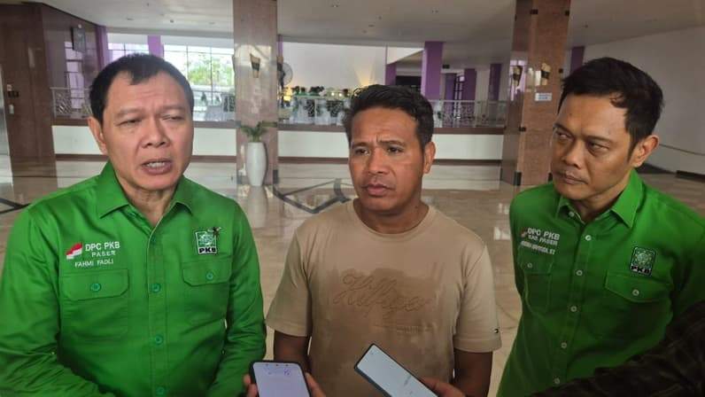 Ketua DPW PKB Kaltim, Syafruddin (tengah) bersama Ketua DPC PKB Paser, dr Fahmi Fadli dan Anggota DPC PKB Paser, Hendra Wahyudi. (Foto: Luthfi/Pusaranmedia.com)