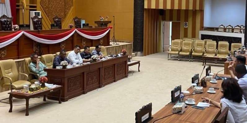 Rapat Dengar Pendapat membahas penerapan SSA di Jalan Abul Hasan yang mendapat protes dari warga setempat, Rabu (8/10/2025). (Foto: Tri/Pusaranmedia.com)
