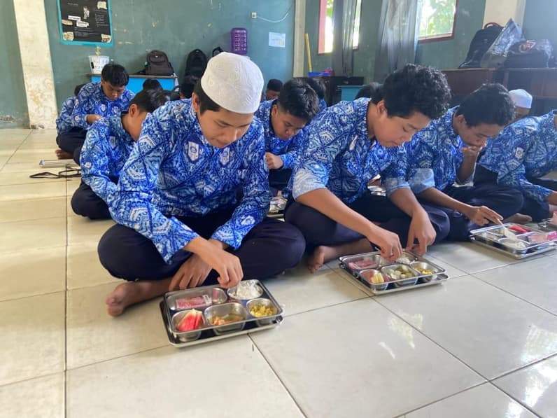 Ilustrasi pelaksanaan MBG di salah satu SMP di Samarinda pada Juni 2025. (Foto: Tri/Pusaranmedia.com)