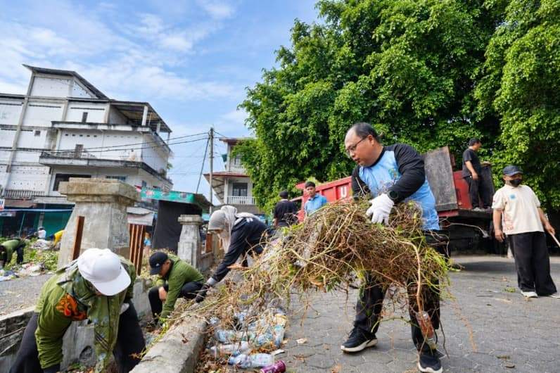 Gotong royong bersih-bersih lingkungan ibukota Kabupaten Paser. (Foto : DKISP Paser)
