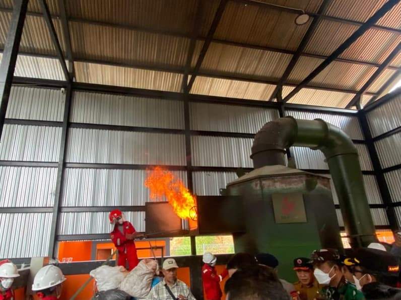 Insenerator di Samarinda mulai beroperasi dengan durasi delapan jam setiap hari. (Foto: Tri/Pusaranmedia.com)