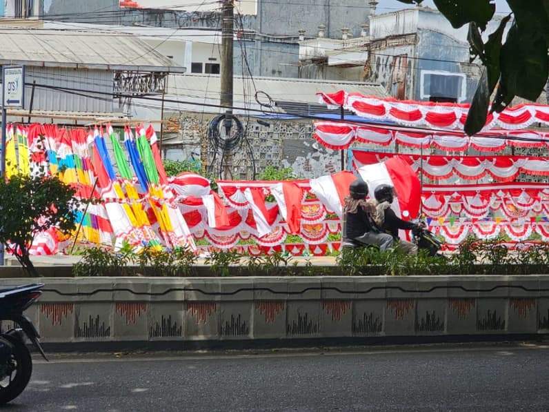 Pedagang musiman bendera Merah Putih di jalan pahlawan Samarinda. (Foto: Herdi/Pusaranmedia.com).