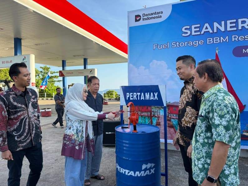 Bupati berau mereaksikan fasilitas Seanergy Fuel Storage Resort dan Nelayan di Kecamatan Pulau Maratua. (Foto: Nur Hidayah/ pusaranmedia.com)