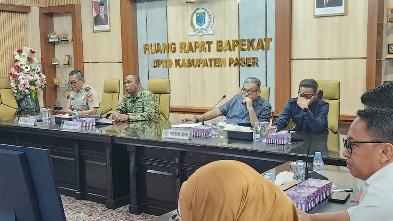 DPRD Paser RDP dengan masyarakat, instansi terkait, TNI dan Polri untuk membahas kelanjutan tambang emas ilegal di Kecamatan Batu Sopang. (Foto : Luthfi/Pusaranmedia.com)