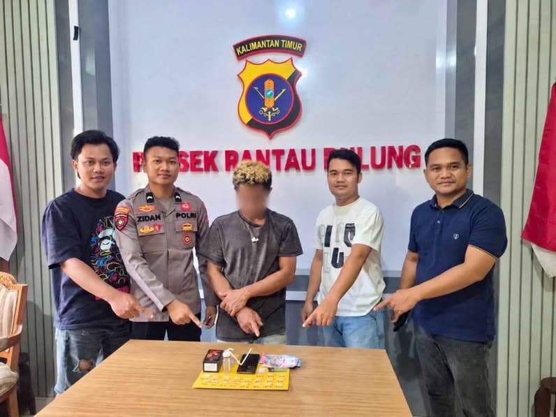 Jajaran Polsek Rantau Pulung dan terduga pelaku pembawa sabu saat berpose di kantor Kepolisian Sektor Rantau Pulung. (Foto: Dok Polres Kutim)