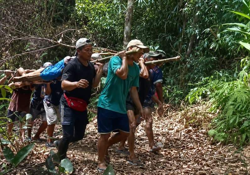 Warga Wa'Yagung, Krayan Timur yang harus berjuang menandu warga yang sakit untuk dapat ke Puskesmas terdekat. (Foto: Camat Krayan Timur)